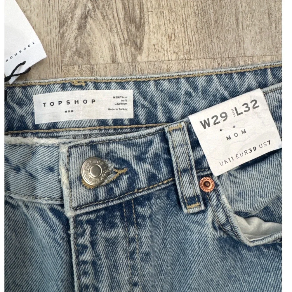 Topshop Mom Jeans High Waisted Ripped Knee Light‎ Wash Blue Womens Size 29 NWT